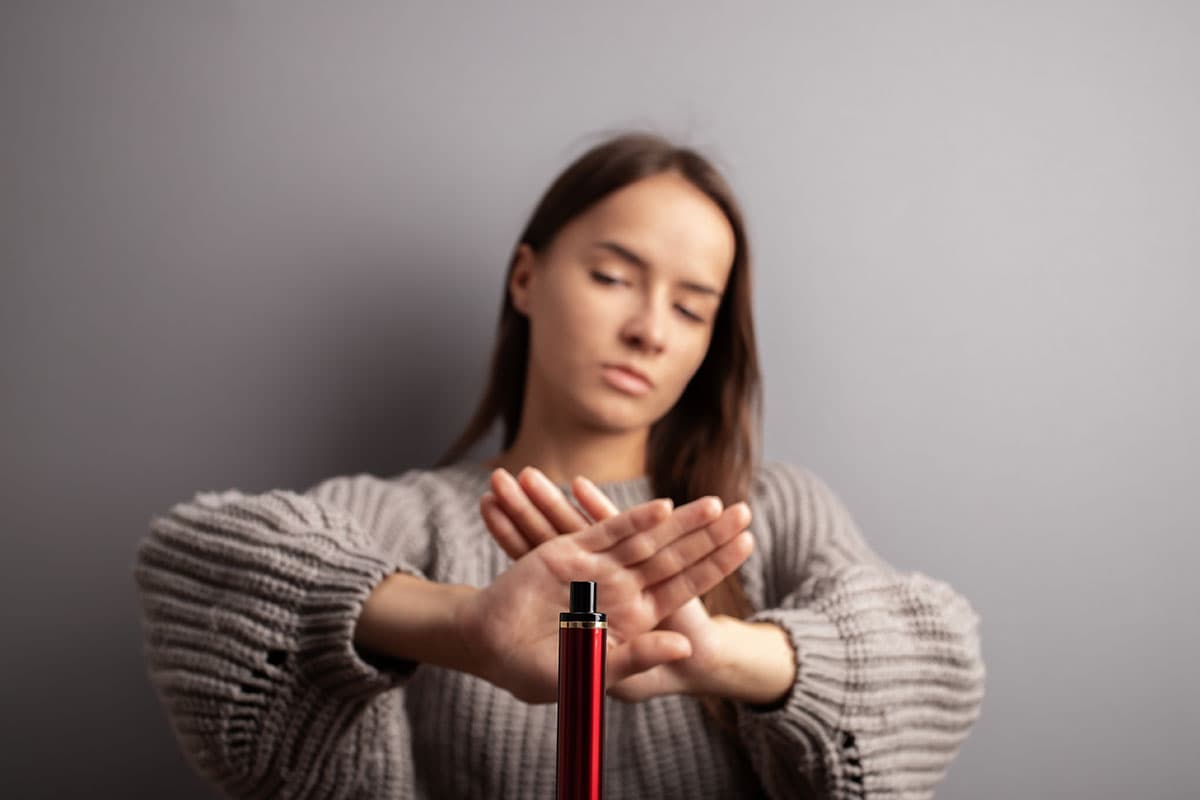 Pour optimiser le SEO de votre site en Seine-Maritime (76) tout en restant pertinent par rapport au sujet de l'image, voici plusieurs propositions de balises Alt adaptées à votre stratégie locale. Options de balises Alt (SEO 76) Option 1 (Focus Prévention) : Femme faisant un signe de refus devant une cigarette électronique, sensibilisation aux dangers du vapotage